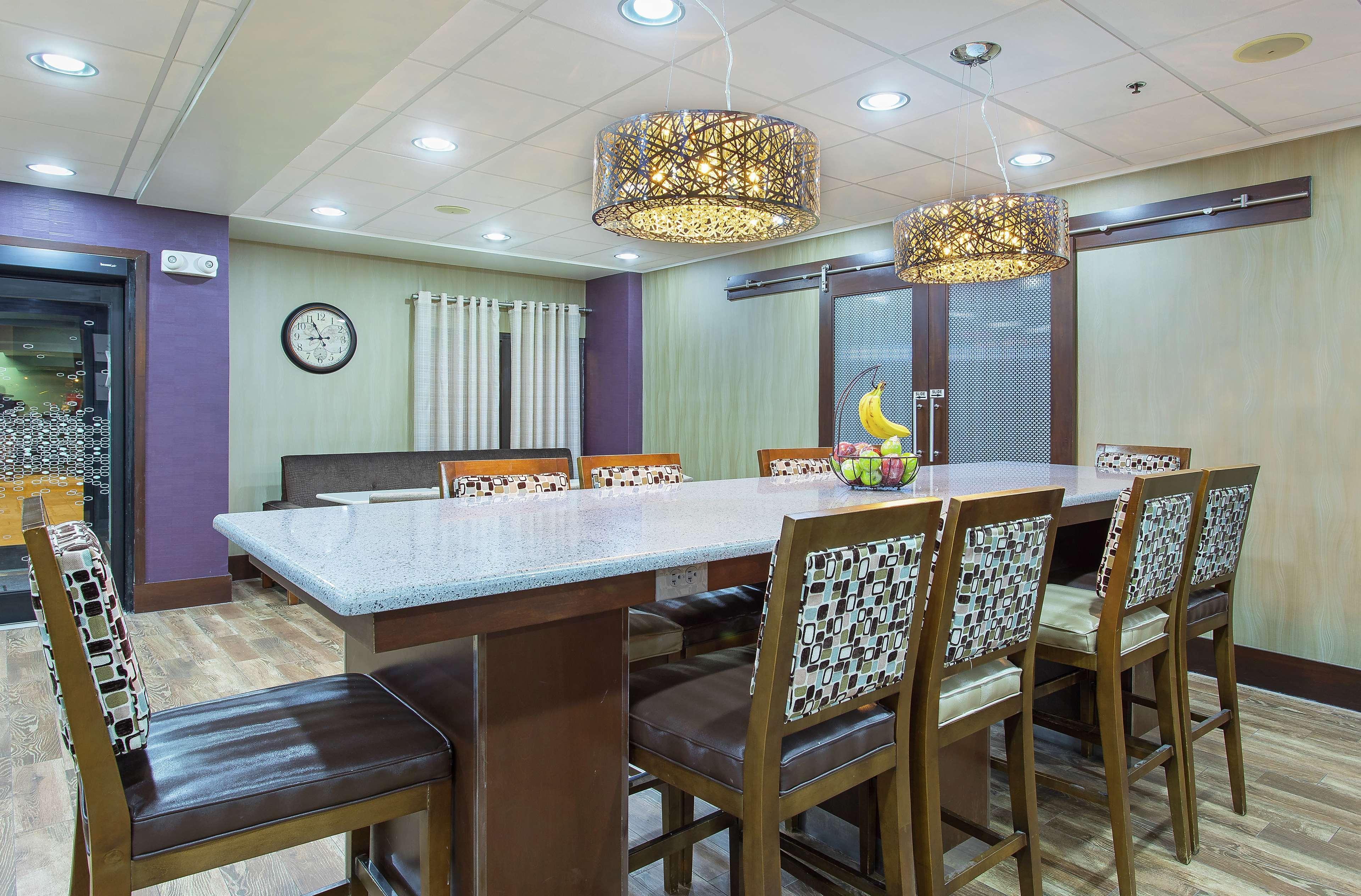 Hampton Inn Каллмен Екстер'єр фото